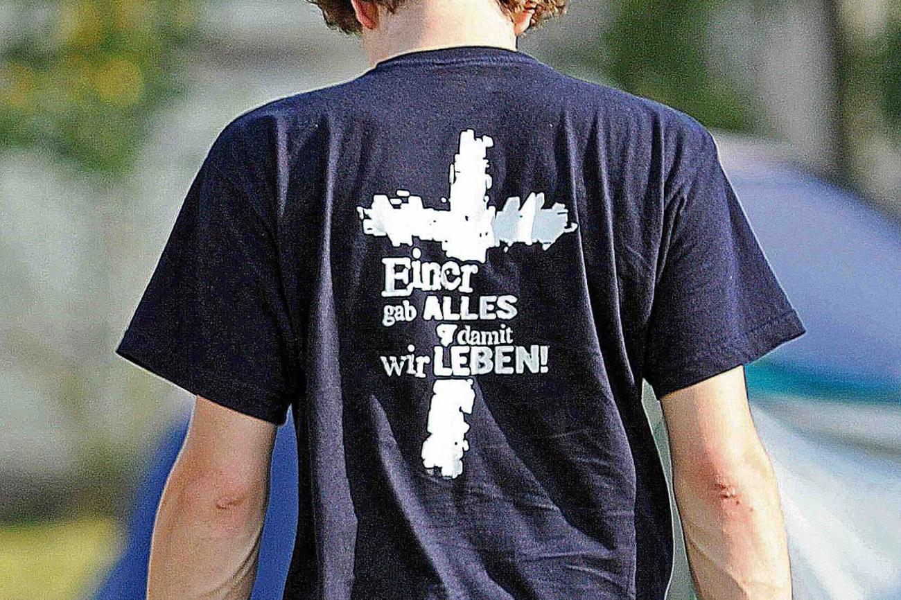 «Einer gibt alles»: Bekenntnis zeigen. (epd-bild)