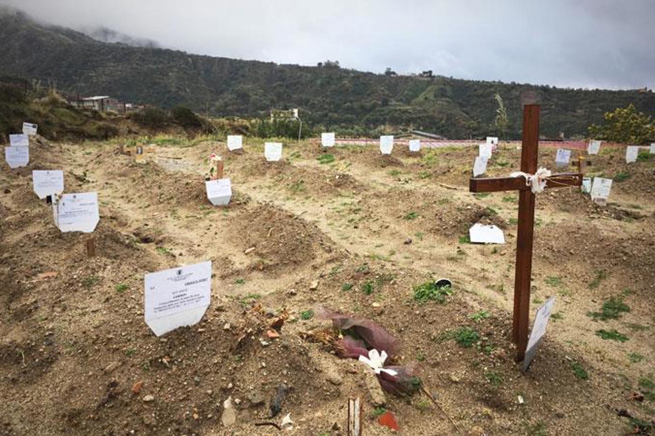 Einer der wenigen «Migranten- Friedhof» Süditaliens liegt in den Höhen von Reggio Calabria – sonst sind die oft namenlosen Toten eher verstreut und schwierig auffindbar auf Friedhöfen verteilt. |Daniela Stauffacher