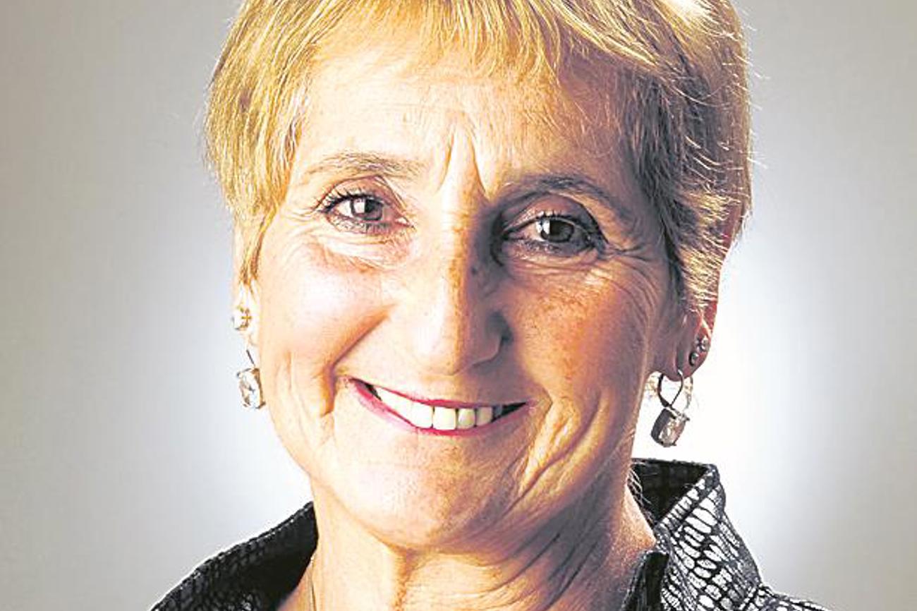 Erika Rosenberg ist Autorin und Biografin von Oskar und Emilie Schindler. Die Tochter deutscher Juden, die 1936 nach Buenos Aires emigrierten, lernte 1990 Emilie Schindler kennen. Ihr letztes Buch greift das Schicksal von Carl Lutz auf. Der Appenzeller Diplomat rettete in Budapest Zehntausende von verfolgten ungarischen Jüdinnen und Juden vor dem sicheren Tod.