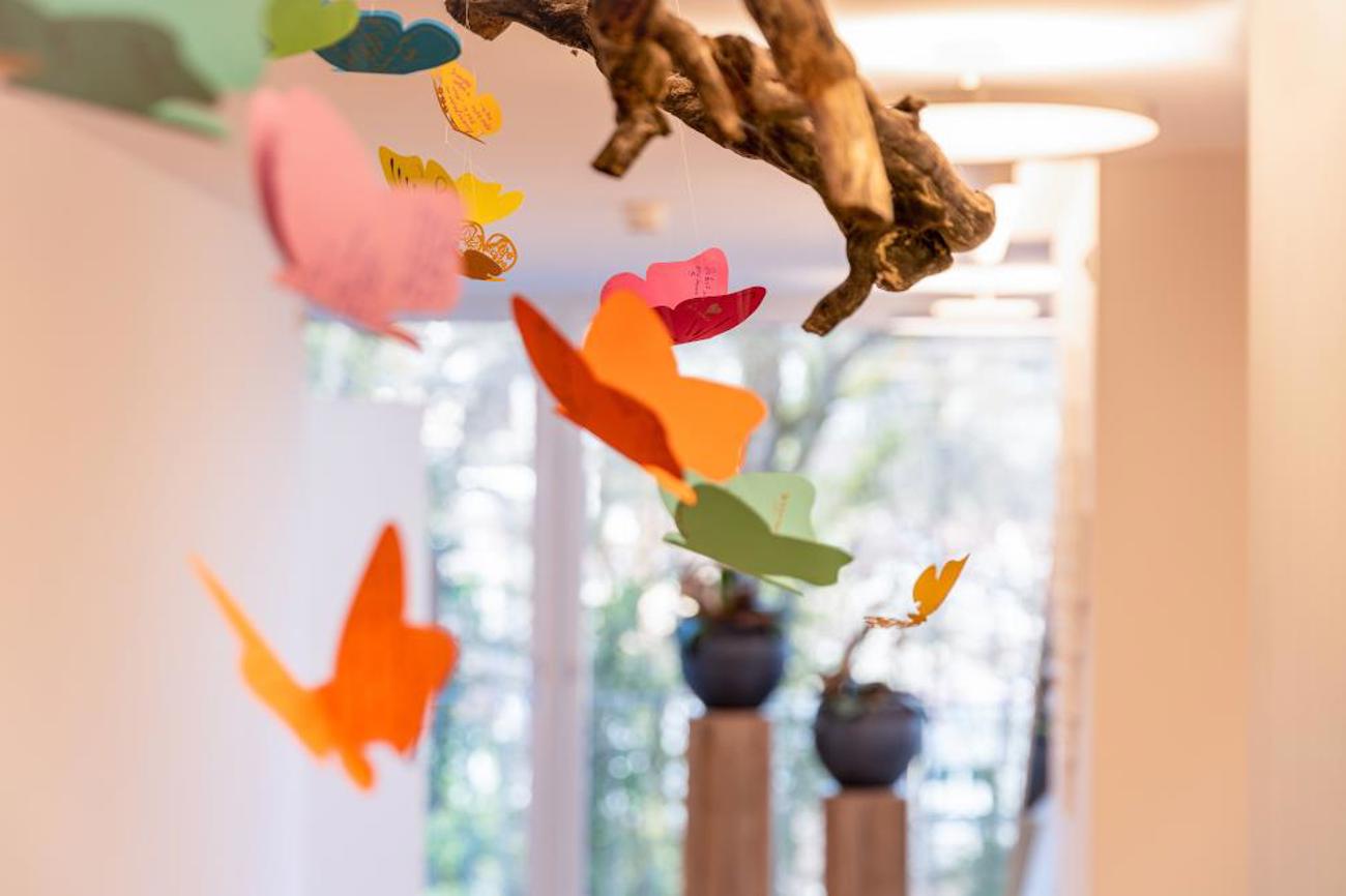 Bunte Schmetterlinge erinnern an die Verstorbenen.