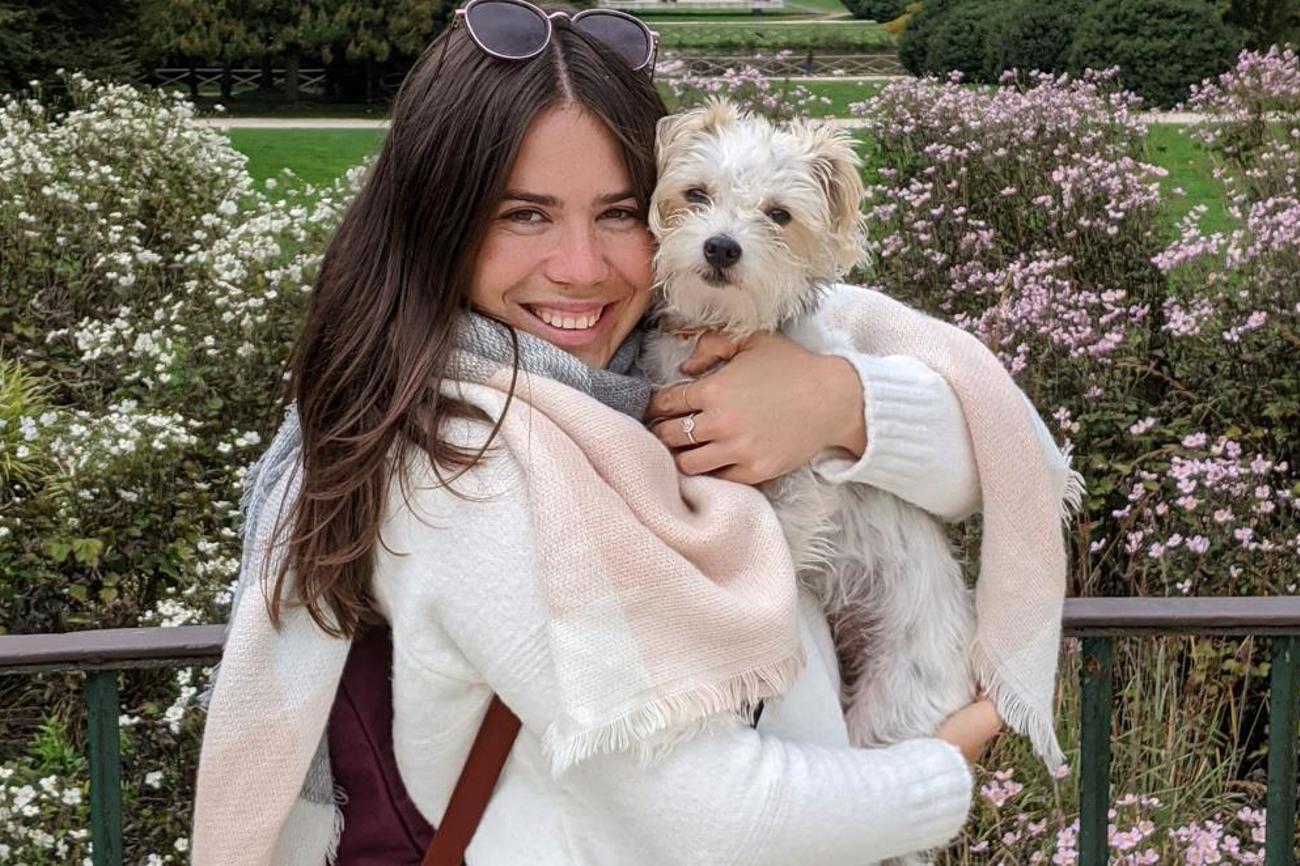 Nicht wegzudenken: Der gut erzogene und treue Jack-Russell-Mischling Cookie begleitet Pfarrerin Irina van Bürck auf fast allen ihren Wegen.