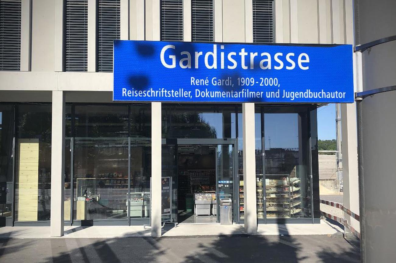 Viele historische Persönlichkeiten, so wie René Gardi, werden aus heutiger Sicht kritisch beurteilt. Soll man sie deswegen aus der Öffentlichkeit entfernen?