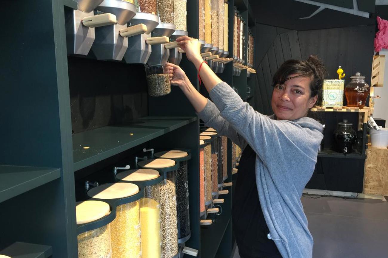 «Die Leute sind neugierig»: Tara Welschinger in ihrem Laden. | Vera Kluser/reformiert.