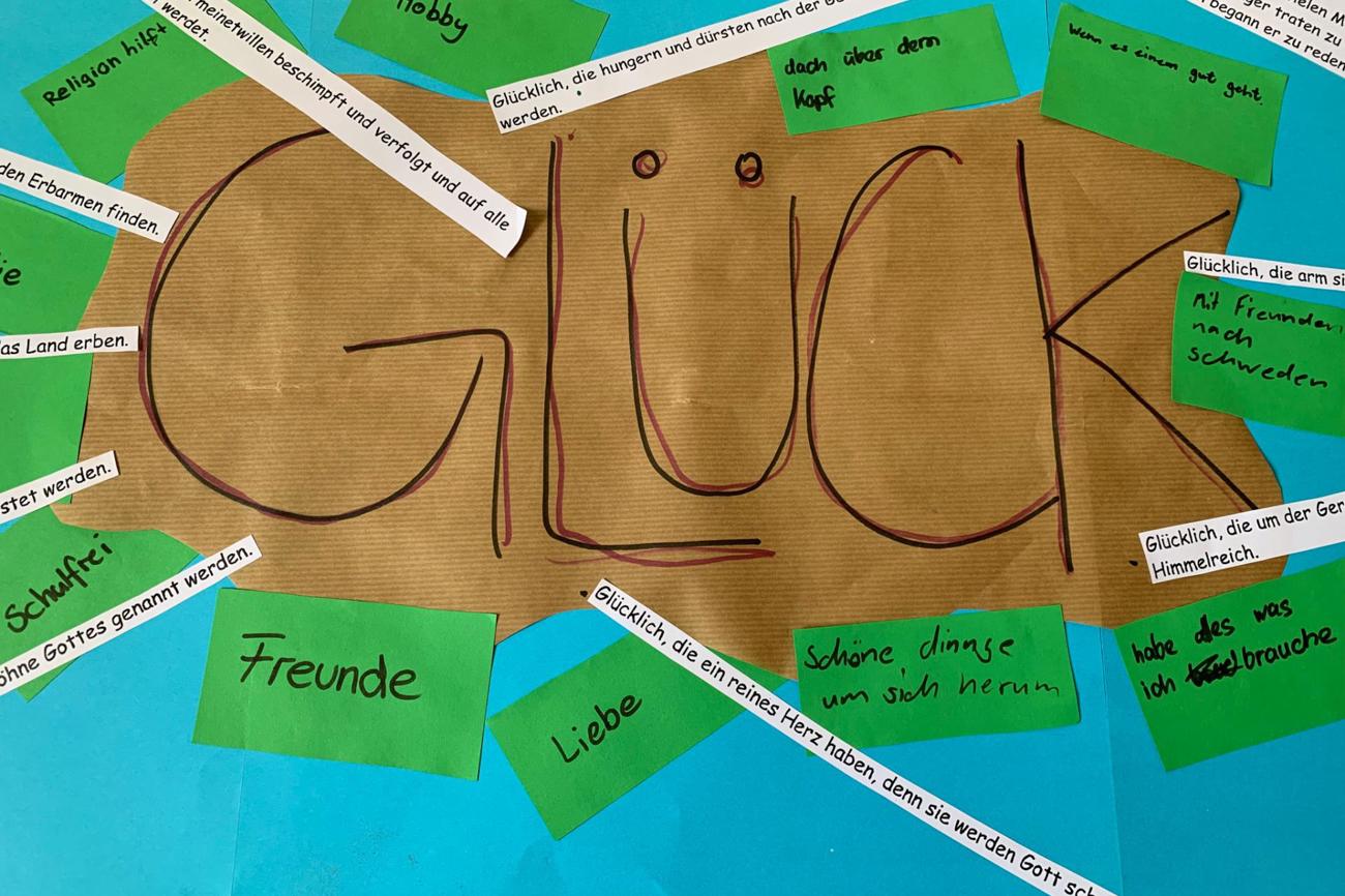 Das Glück steht im Zentrum - was es dazu braucht, darüber haben sich die Schülerinnen und Schüler der 7. Klasse mit Pfarrerin Dagmar Doll unterhalten. Foto: Dagmar Doll.