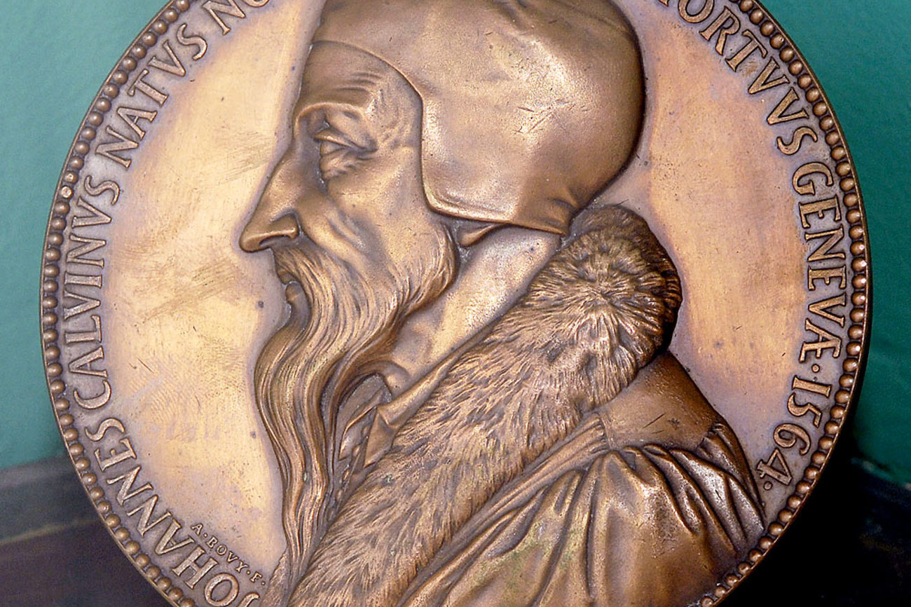 In Metall geprägtes Porträt von Johannes Calvin (1509–1564). Der Genfer Reformator rechtfertigte als Erster das Zinsnehmen entgegen dem bis damals gültigen Zinsverbot der katholischen Kirche. | Foto: epd