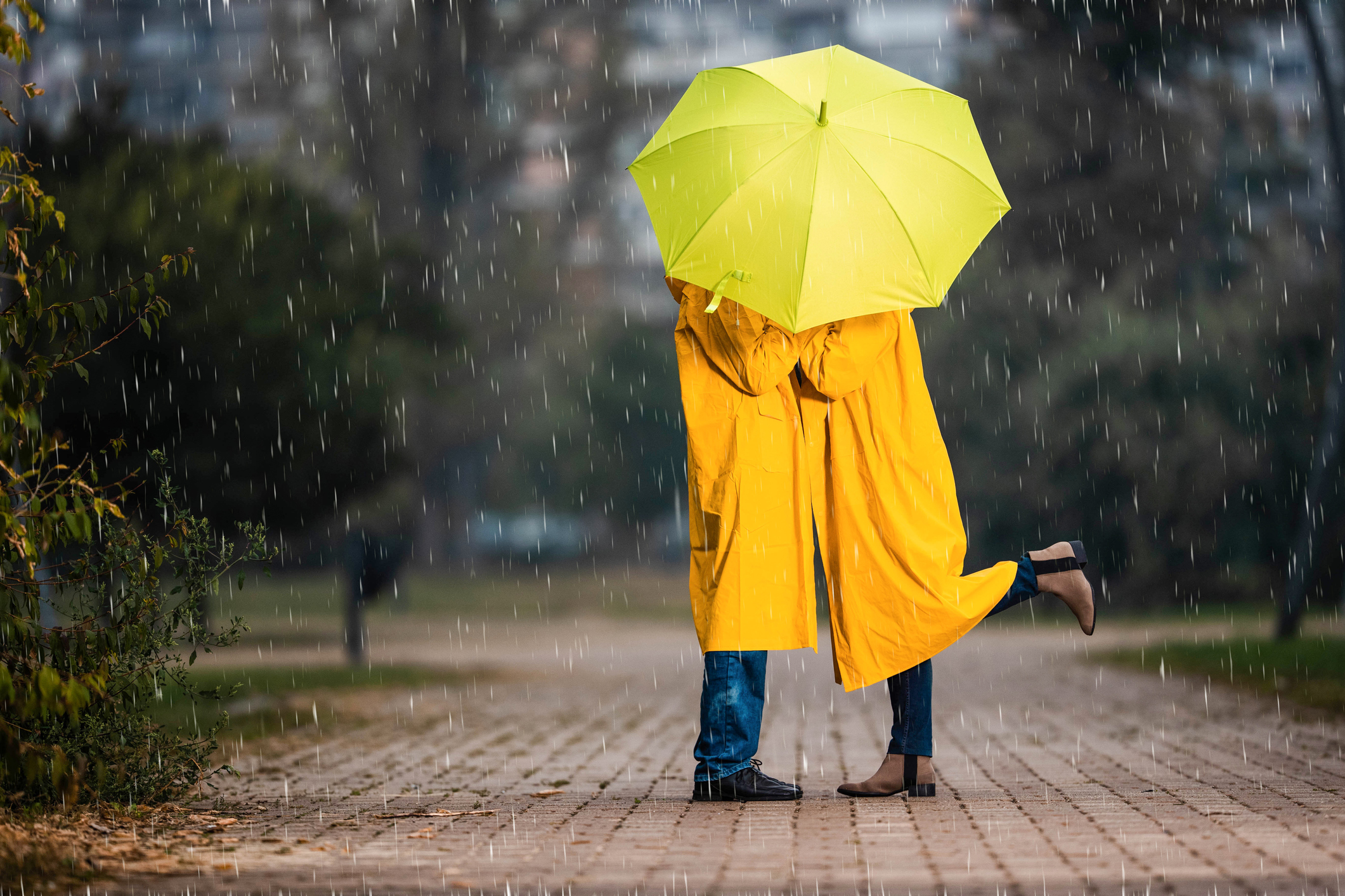 iStock-1438310165_Paar_im_Regen.jpg