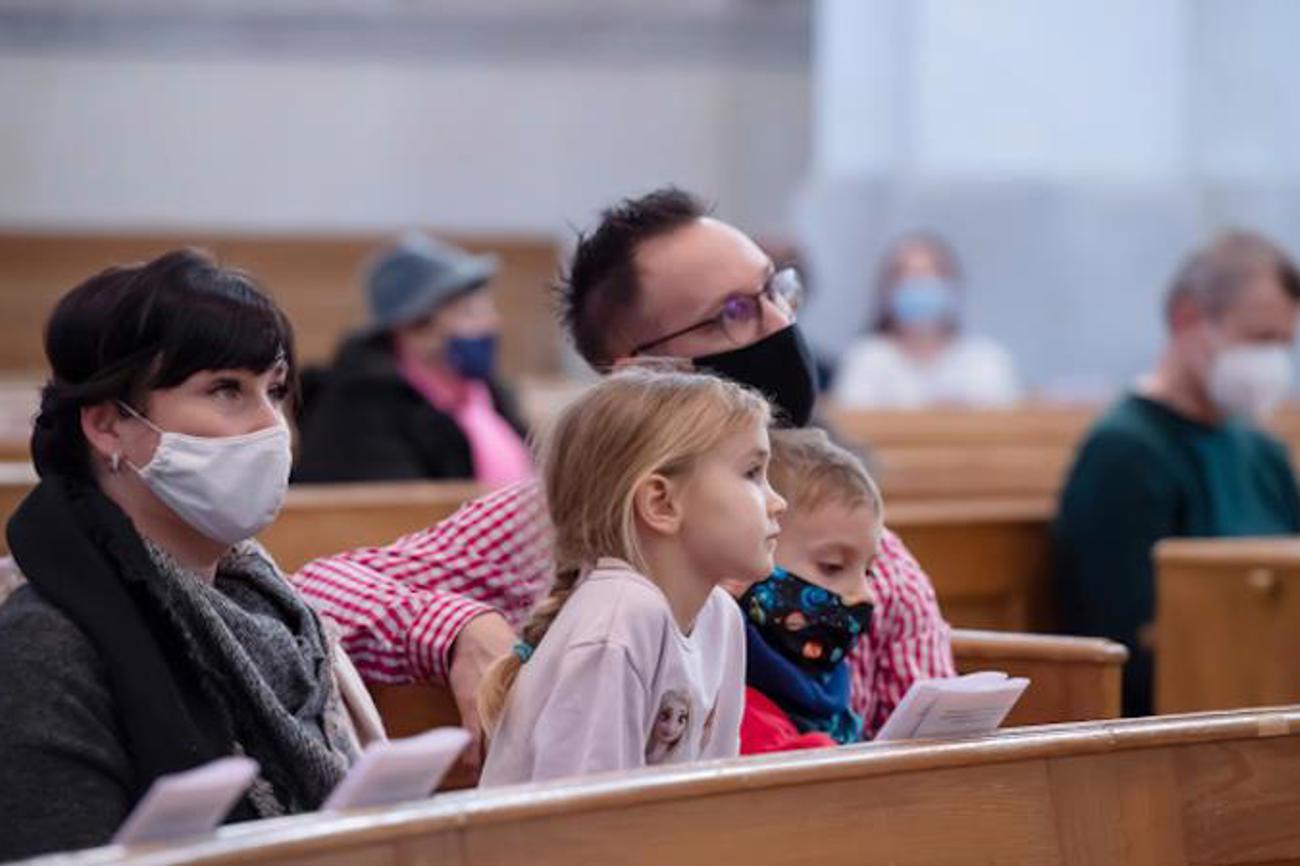 Gottesdienst in Corona-Zeiten. | EPD/Matthias Rietschel