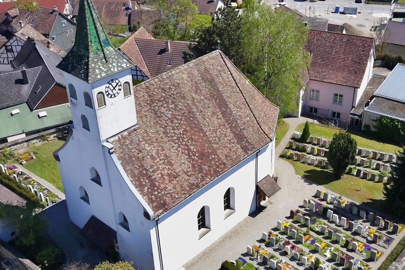 Die Herblinger Kirche aus der Vogelperspektive. Die Kirche liegt mitten im Quar- tier Herblingen und stammt aus dem Jahr 1750.
| ZINGG