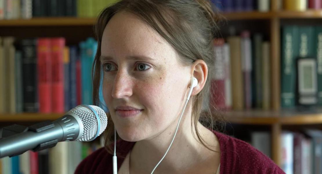 Anna Näf am Studiomikrofon während einer Aufnahme für ihren Podcast «aufwärts stolpern».