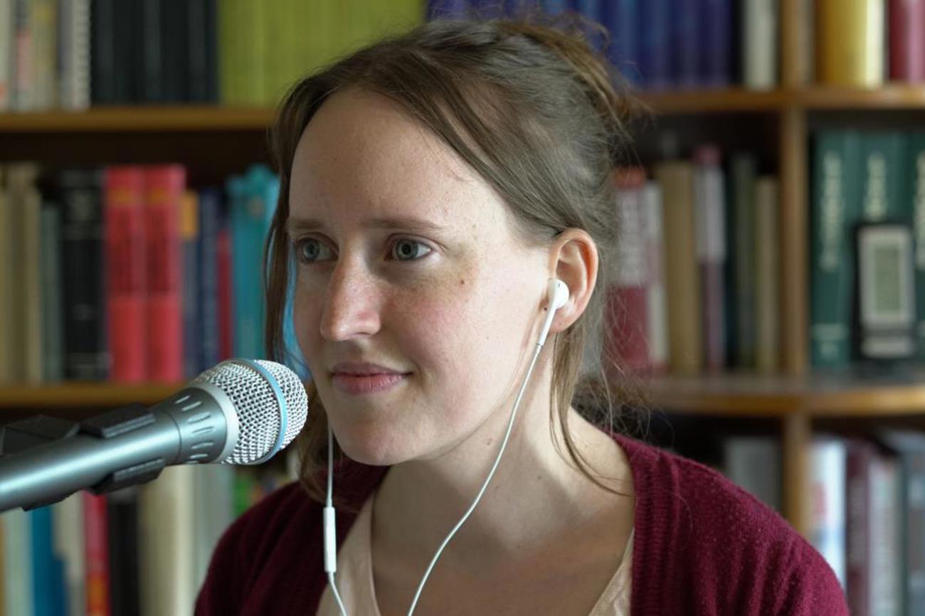 Anna Näf am Studiomikrofon während einer Aufnahme für ihren Podcast «aufwärts stolpern».