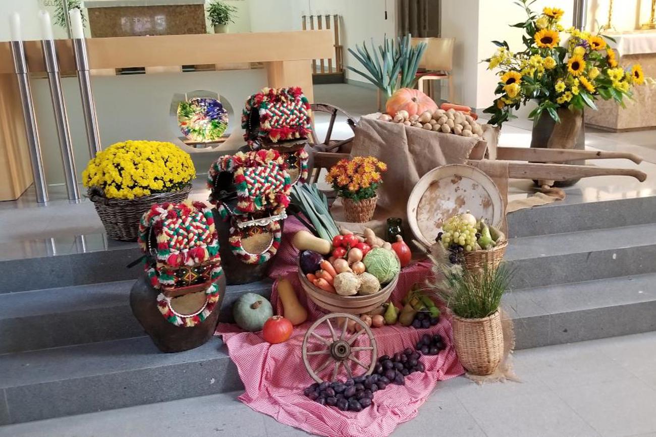 Die Kirche ist für den Erntedankgottesdienst geschmückt. | Elsbeth Bollhalder