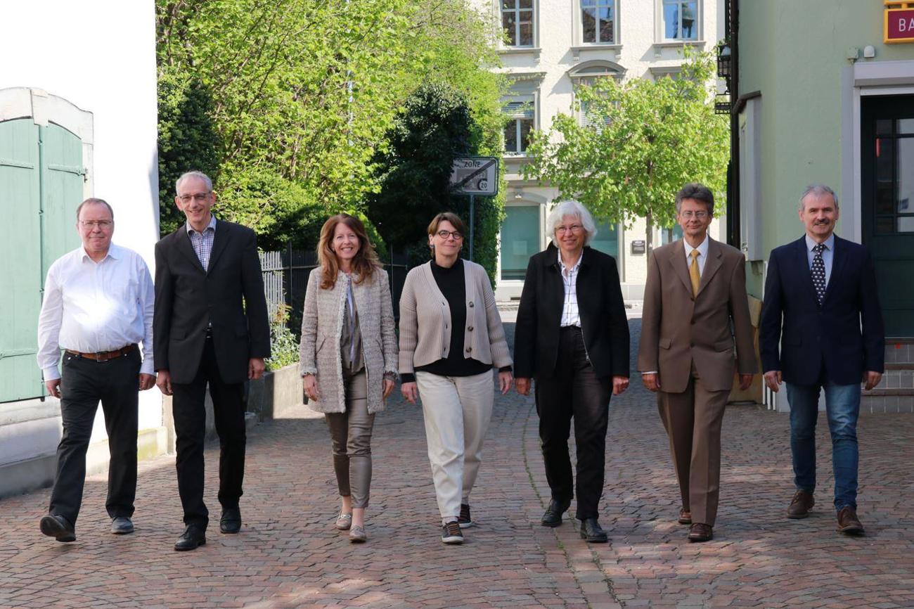 Der Kirchenrat schreitet in erweiterter Besetzung ab Juni 2022 tatkräftig in die Zukunft (von links): Kirchenratsaktuar Ernst Ritzi und die Kirchenratsmitglieder Pfarrer Lukas Weinhold, Ruth Pfister, Christina Aus der Au, Gerda Schärer, Hanspeter Heeb und Pfarrer Paul Wellauer. (Bilder: Claudia Koch)