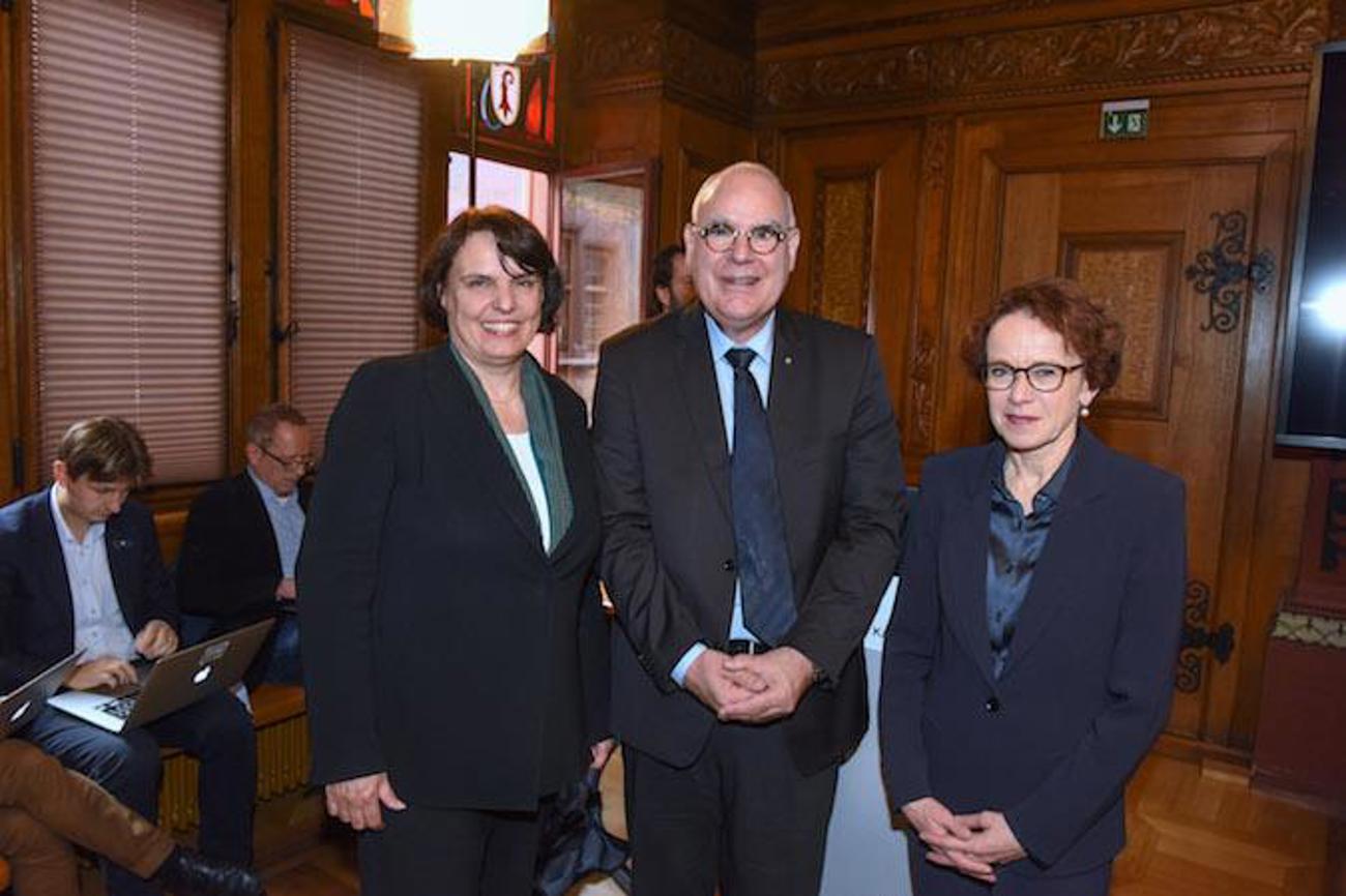 Erfreut über das klare Votum (v. l.): Regierungspräsidentin Elisabeth Ackermann, Kirchenratspräsident Lukas Kundert und Finanzdirektorin Eva Herzog am Abstimmungssonntag im Vorzimmer des Basler Grossen Rates.|Covino