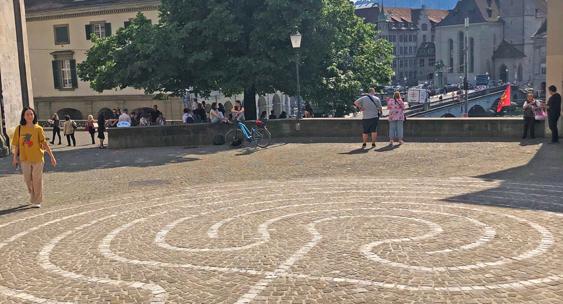 Das Steinlabyrinth beim Grossmünster mit Sicht auf das Fraumünster. | Foto: Anna Leiser