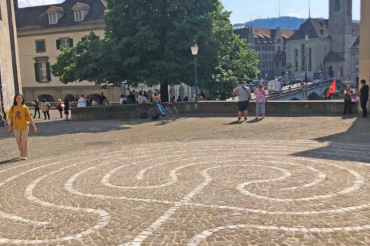 Das Steinlabyrinth beim Grossmünster mit Sicht auf das Fraumünster. | Foto: Anna Leiser