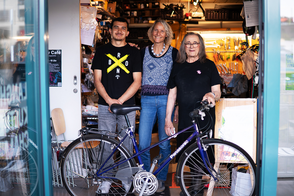 «Ein Velo gibt Freiheit. Es macht unabhängig, ein Stück selbstbestimmt», sagt die Sozialdiakonin Annette Plath (Mitte). | Foto: Raul Steffer