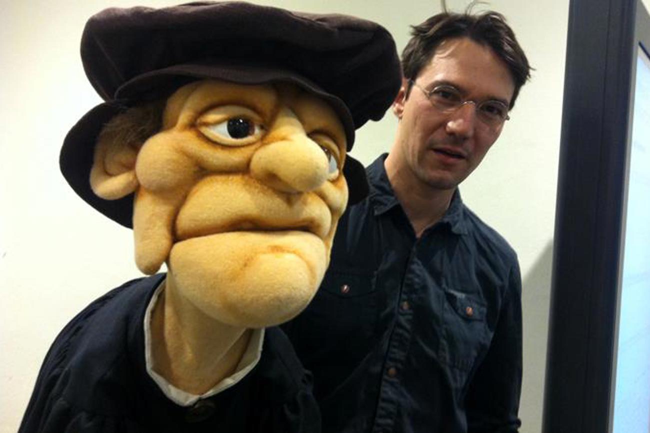 Figurenspieler Michael Schwyter mit seiner Zwingli-Puppe. | Delf Bucher/reformiert.