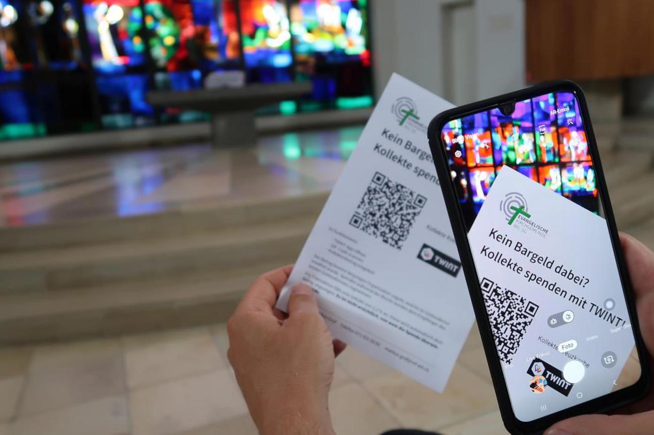 Immer häufiger spenden die Kirchgängerinnen und Kirchgänger per Handy mithilfe der Bezahl-App Twint, hier für die Kollekte in der Kreuzkirche Wil (SG).| Markus Graf