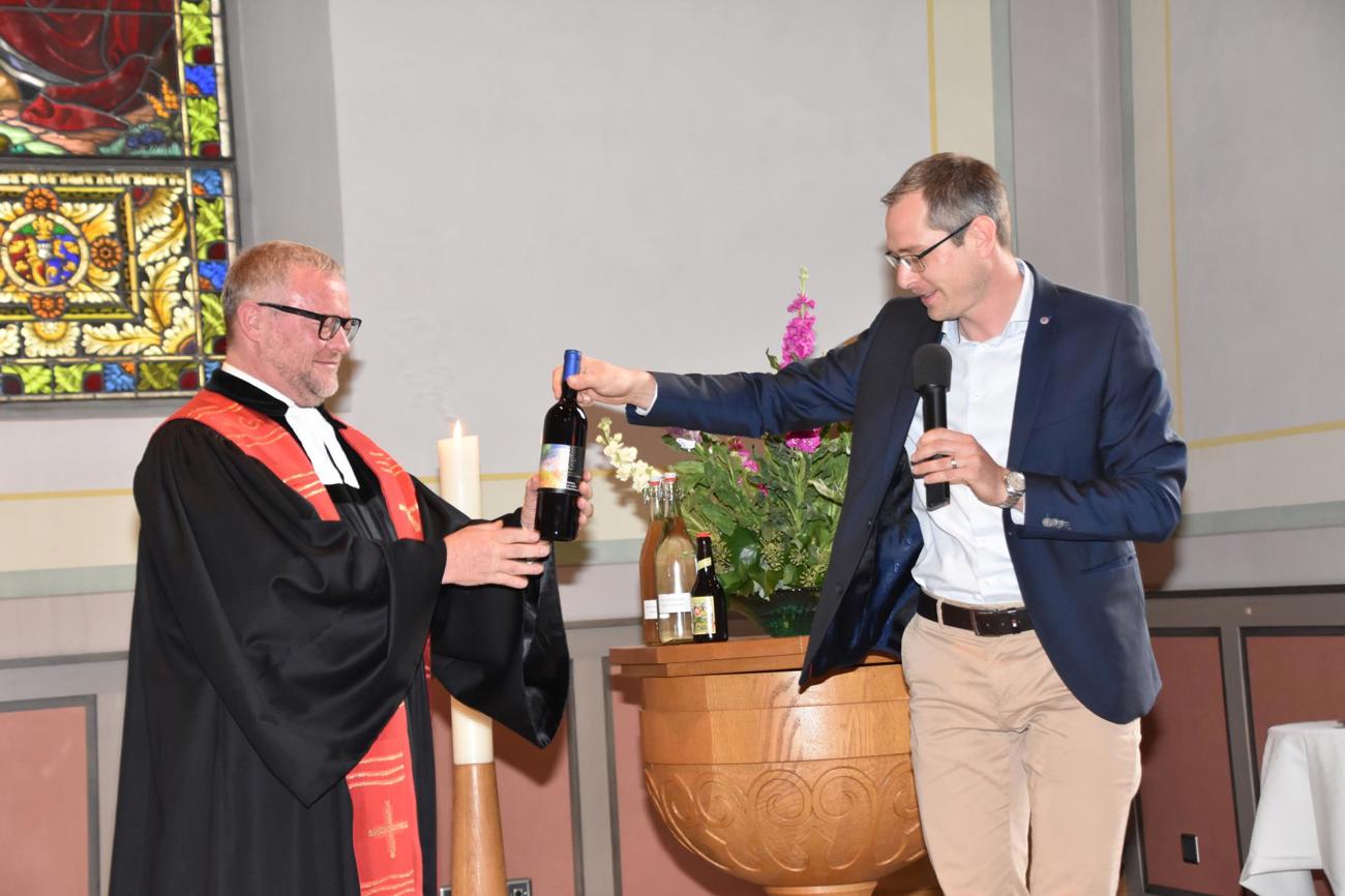 Die besten Wünsche und eine kleine Starthilfe überbracht von Gemeindepräsident Michael Litscher.