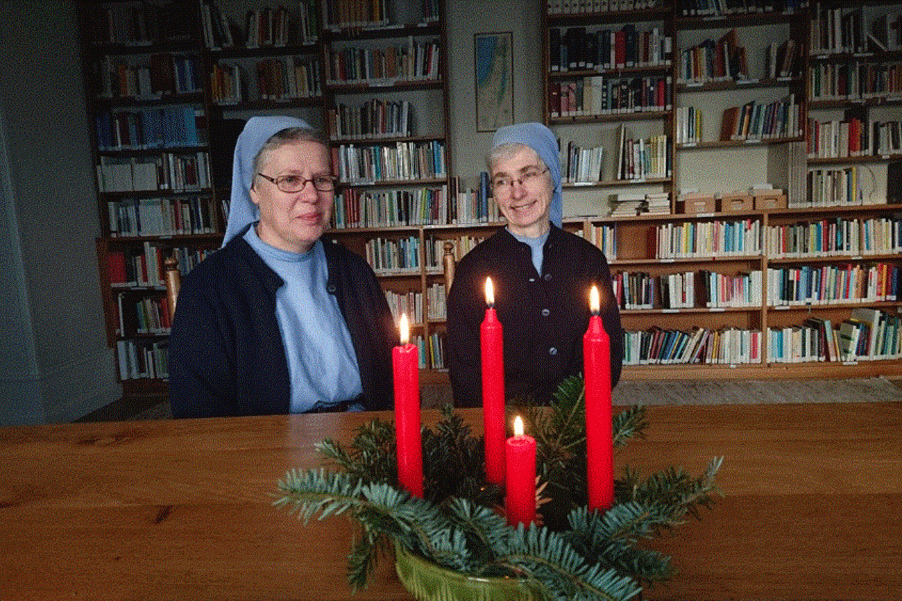 Einkehr: Schwester Dorothea und Schwester Mechthild im Bibliothekszimmer.