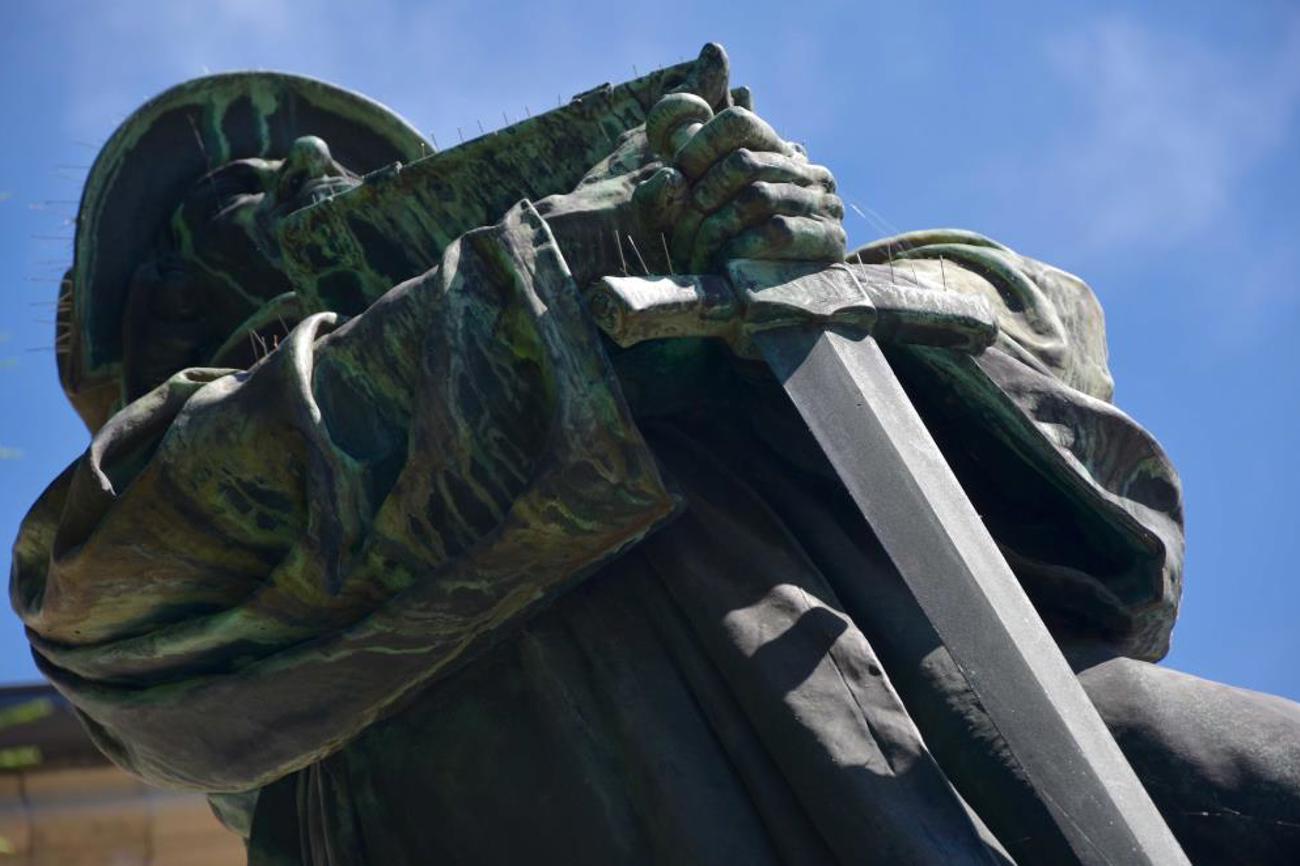 Das Zwingli-Denkmal bei der Wasserkirche in Zürich. |Delf Bucher