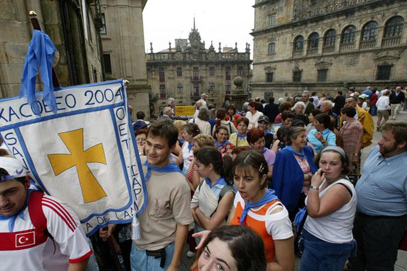 Gefragt ist Geduld: Die Pilger stauen sich vor der Kathedrale in Santiago de Compostela. | epd-bild