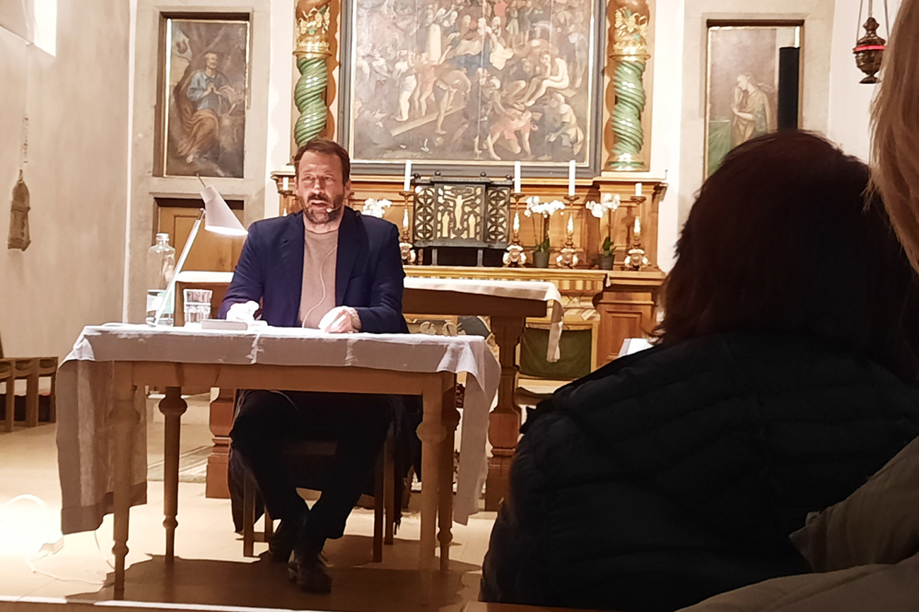 Tobias Haberl während seiner Lesung in der Klosterkirche Olten: Der Journalist erklärt, warum er trotz Kirchenkrise am Glauben festhält. | Foto: zvg