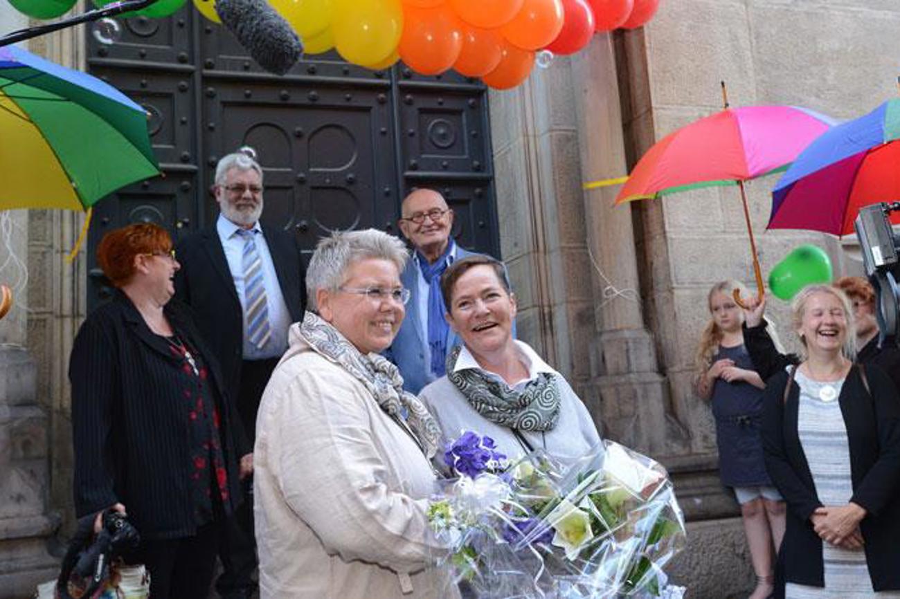 2017: Freudig wird das erste getraute homosexuelle Ehepaar von Niedersachsen begrüsst.|epd-bild