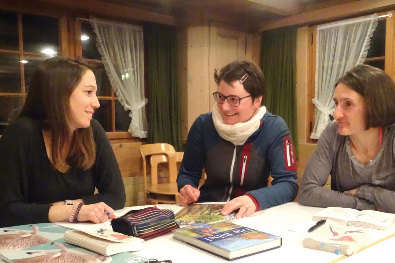 Die drei Sonntagsschullehrerinnen Sabina Elmer, Christine Stadler und Susanne Bernet (von links) bereiten die Sonntagsschule im Sernftal vor.
Bild zvg