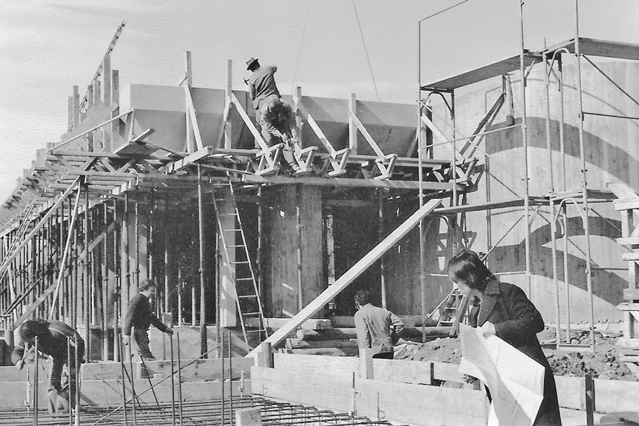 Mit Holzgerüst und ohne Kran: Die Kirche wird in Fulenbach errichtet. | Foto: zvg
