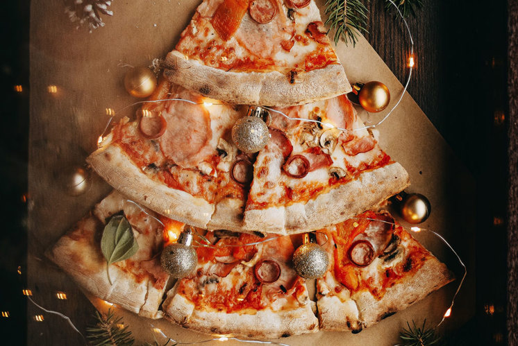 Pizza unter dem Weihnachtsbaum