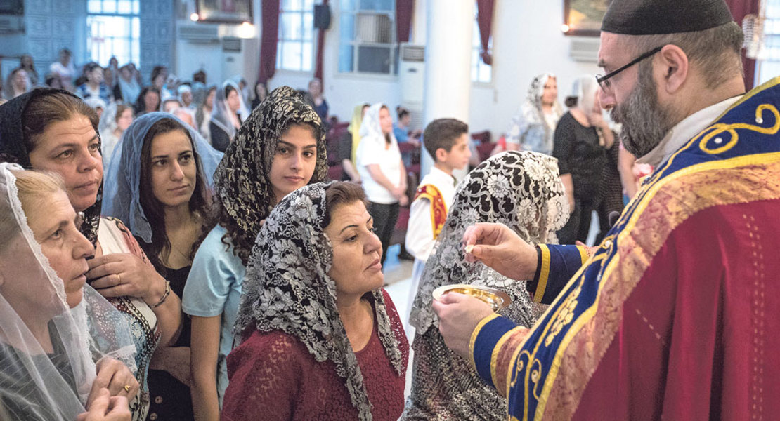 Syrisch-orthodoxe Priester ­feiern einen ­Gottes­- dienst: Die christlichen Kirchen  im Nahen Osten gehören zu den ältesten. | epd-Bild