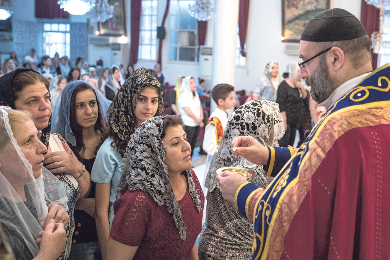 Syrisch-orthodoxe Priester ­feiern einen ­Gottes­- dienst: Die christlichen Kirchen  im Nahen Osten gehören zu den ältesten. | epd-Bild