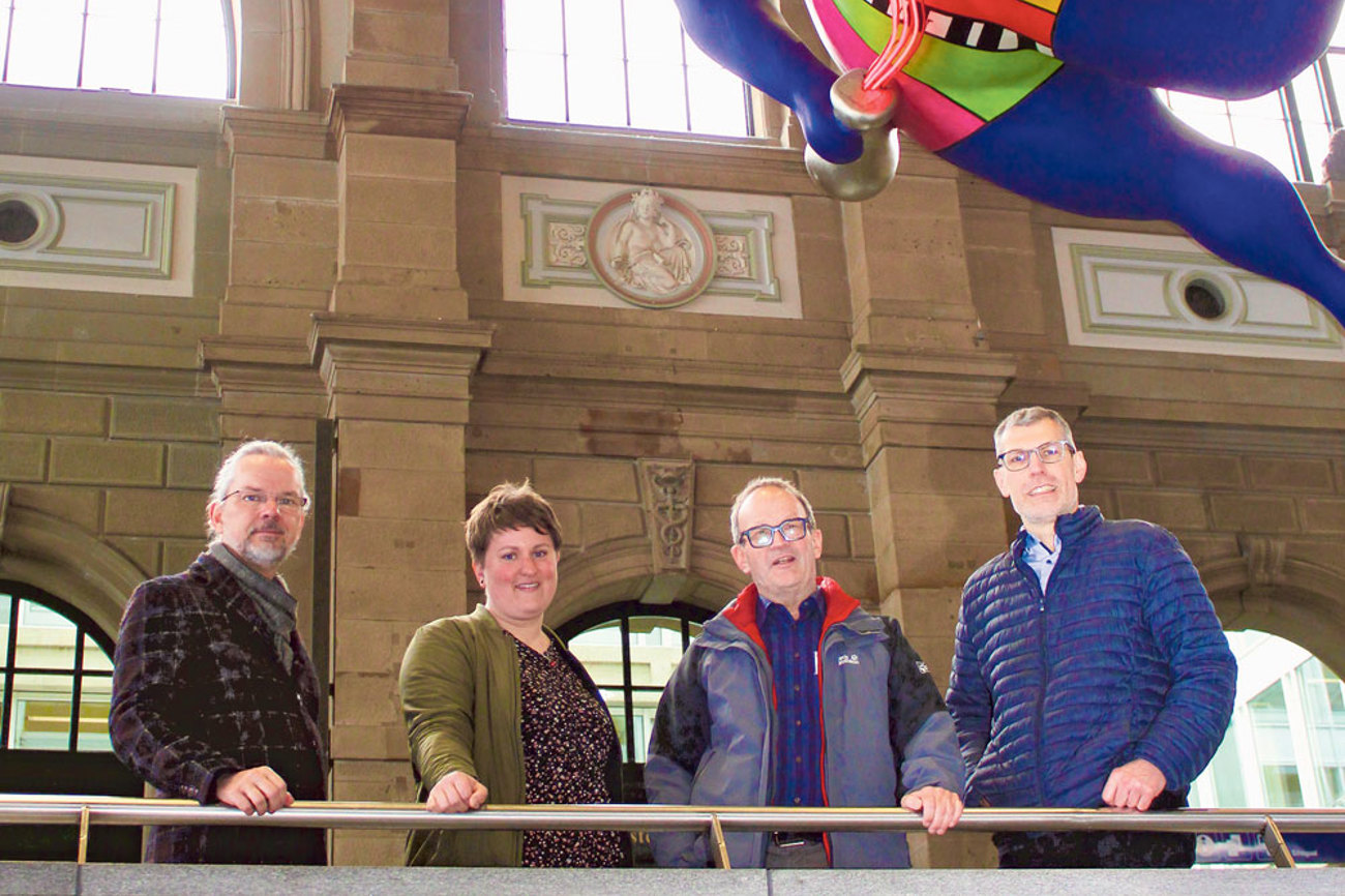 Die Seelsorgenden unter dem Engel von Niki de Saint Phalle (v. l.): Jürgen Rotner, Katrin Blome, Matthias Berger und Theo Handschin. | Foto: Zuber