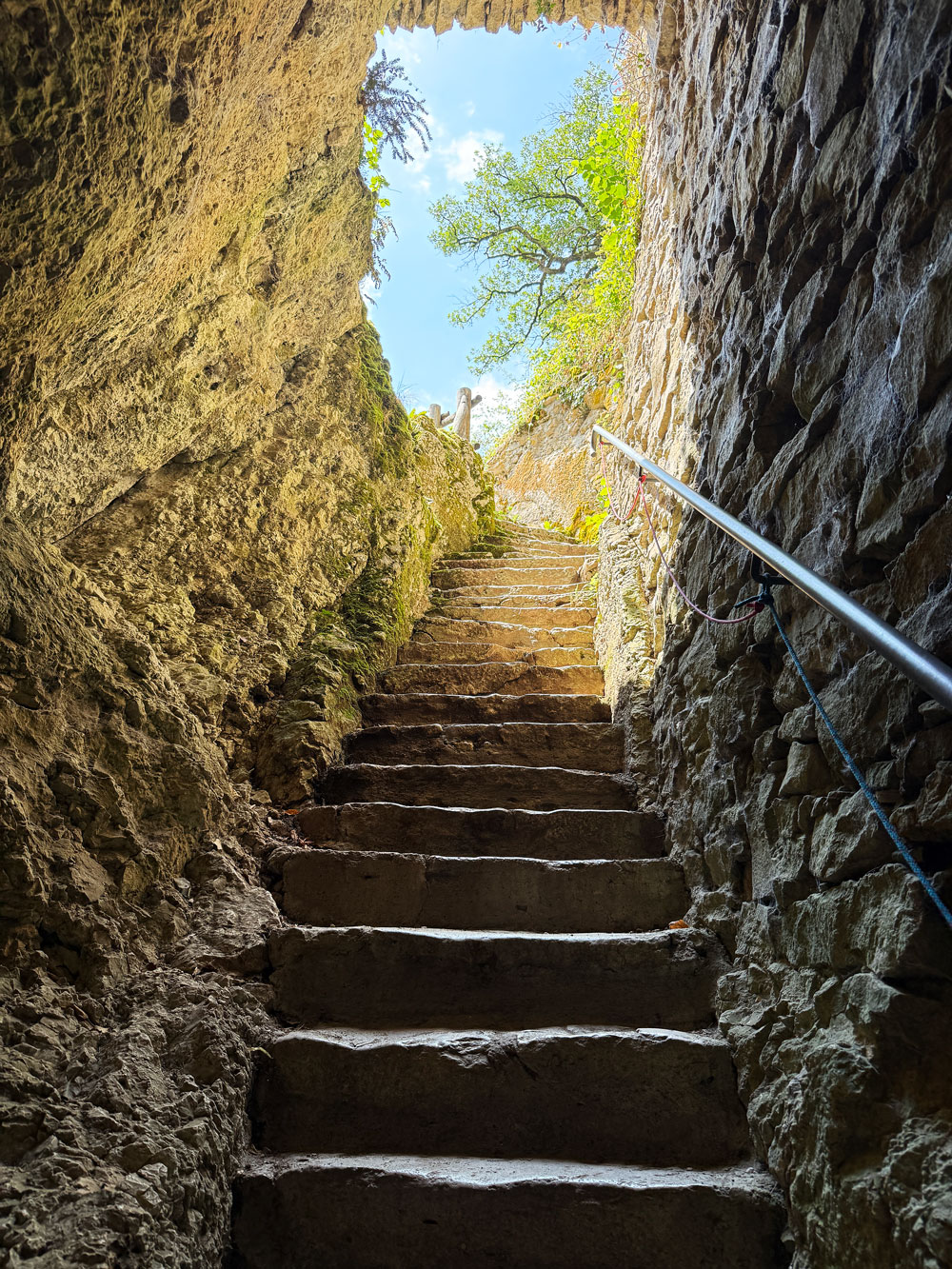 Noch in der Grotte hinter dem Felsentor beginnt die Treppe, die auf den Weg durch die Ermitage führt. | Foto: Nicole Noelle