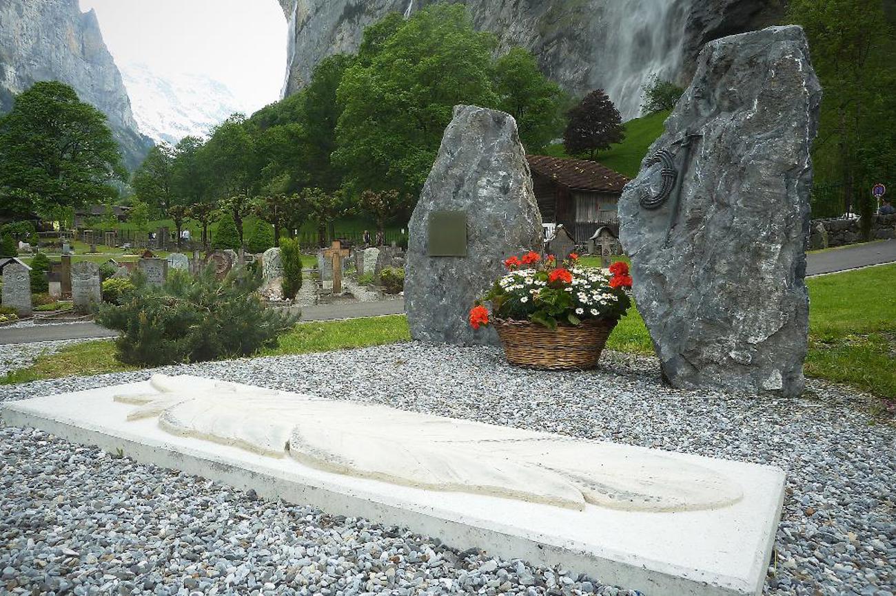 Die Gedenkstätte auf dem Friedhof Lauterbrunnen vor dem Staubbach-Wasserfall. | Hans Herrmann