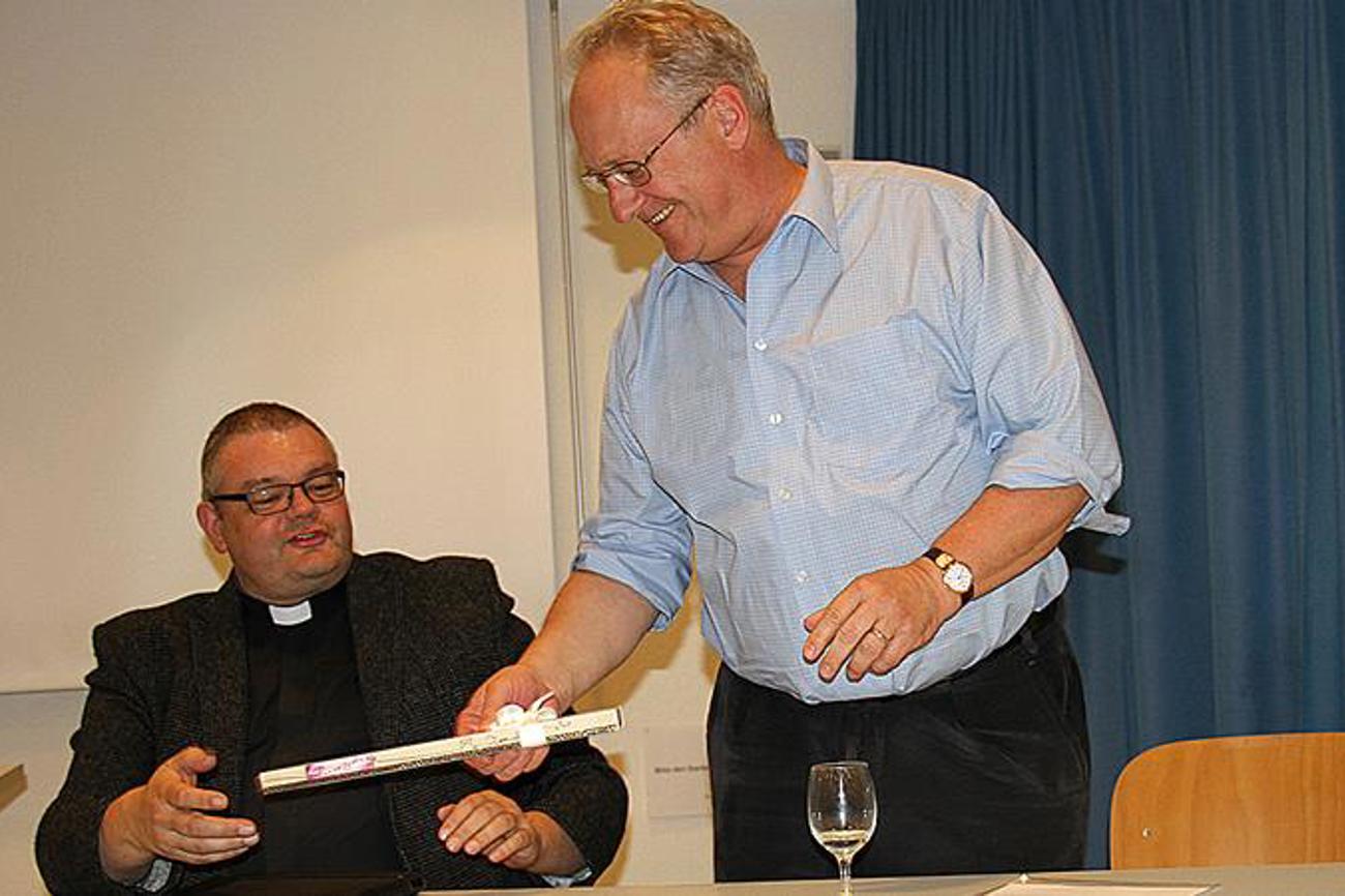 Harald Eichhorn (links) bekommt von Ulrich Knoepfel ein Geschenk als Dank für das gute Gespräch und die Wertschätzung. |Bild: Madeleine Kuhn-Baer