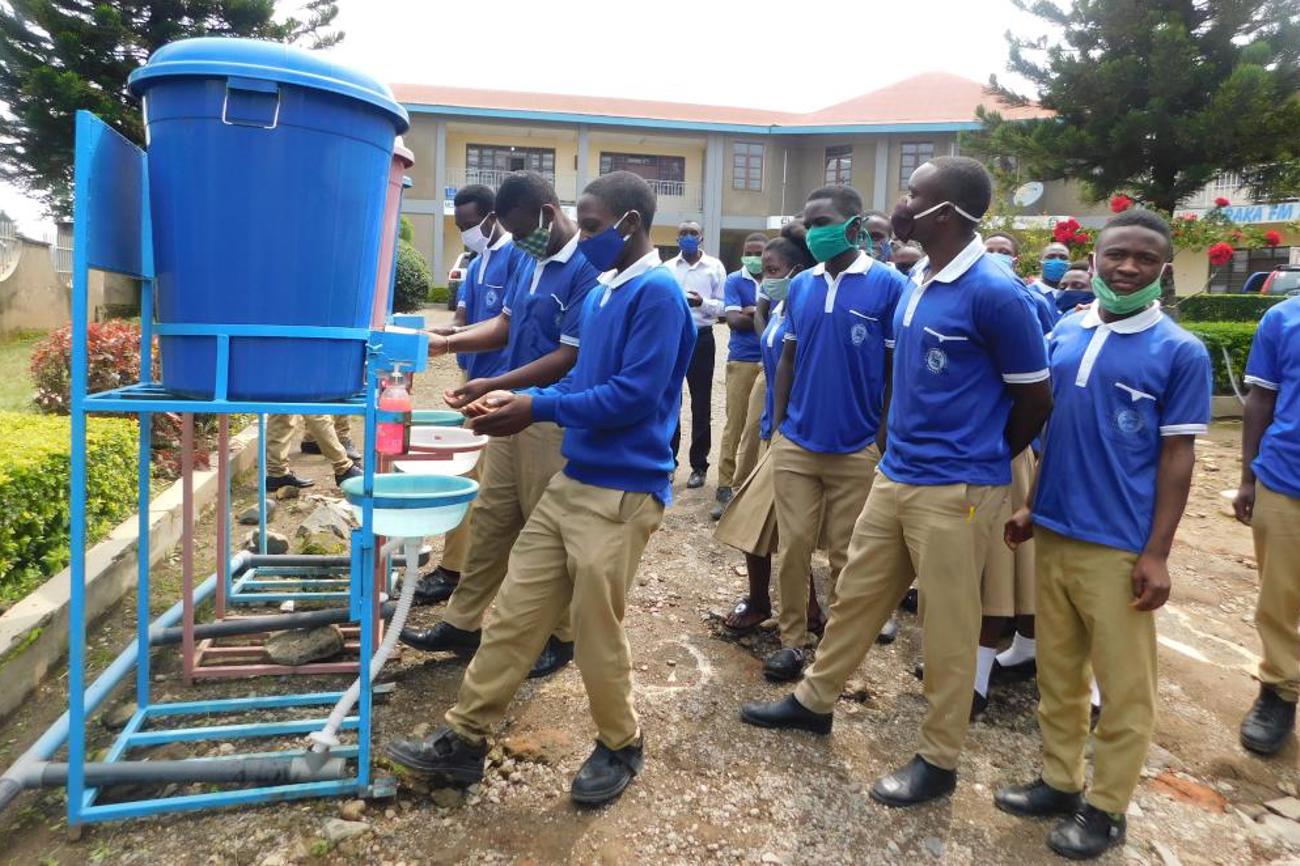 Berufsschüler in Tansania waschen sich die Hände.