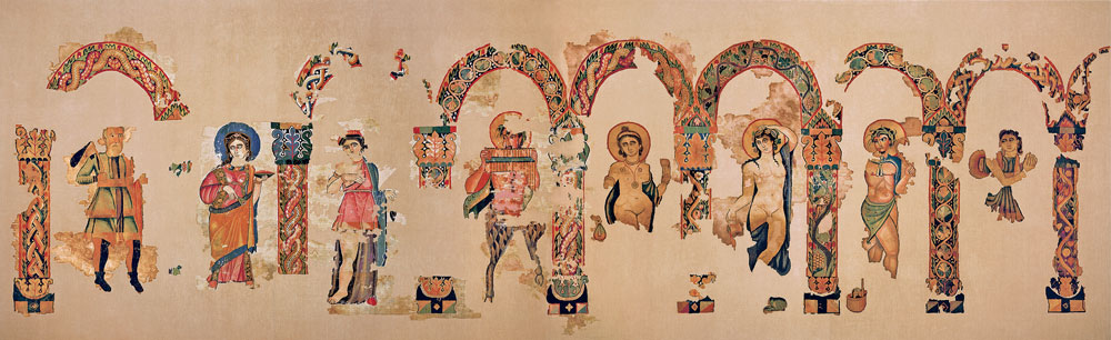 In den Behang mit der Darstellung des griechischen Weingottes Dionysos und seinem Gefolge beim Fest war ein Seidenfragment mit Marienszenen eingewickelt. Ägypten, 4. Jahrhundert, Wollwirkerei auf Leinengrund, H. 210 cm, B. ca. 700 cm.