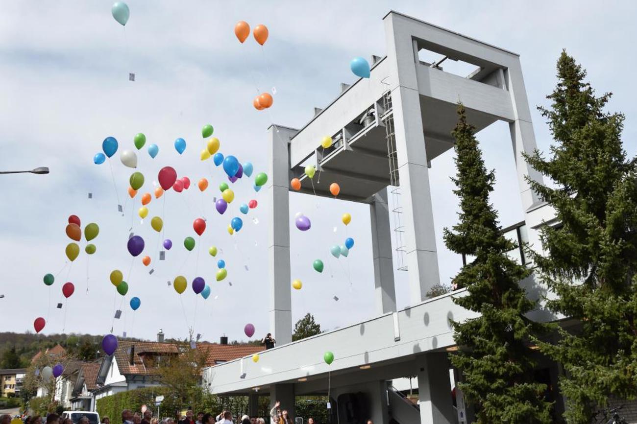Kirche modern und farbig: Bunte Ballone steigen bei der Pauluskirche in den Himmel.
