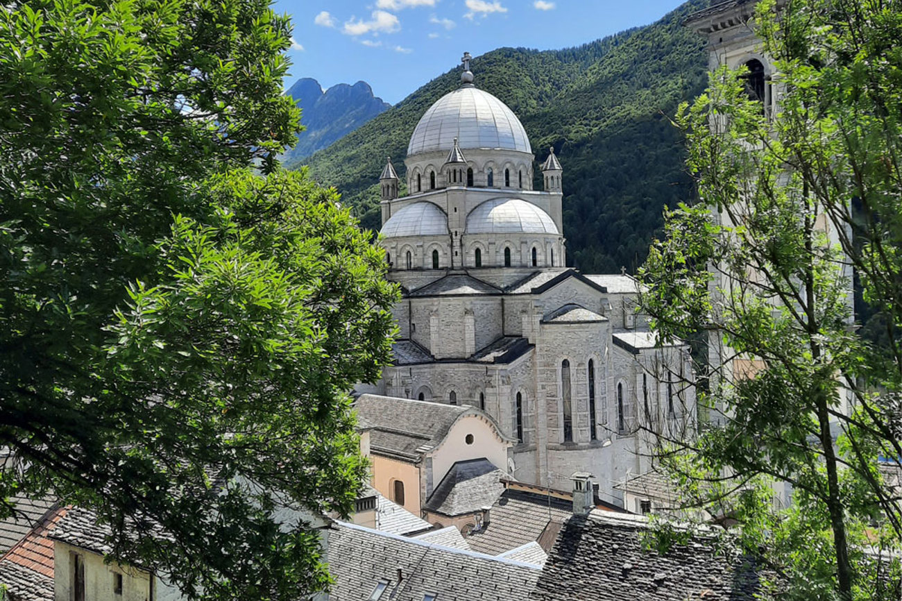 Fast wie ein Traumbild erhebt sich das Kuppelgebäude im kleinen Dorf Re in den piemontesischen Alpen. | Foto: Hans Herrmann