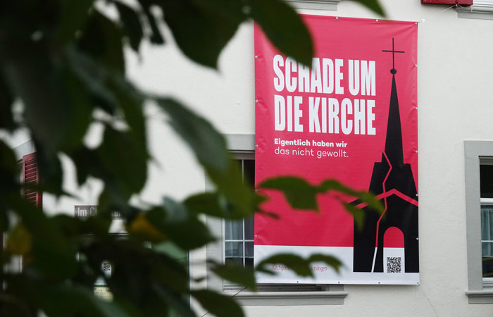 Ein Plakat bringt das Dorf ins Gespräch