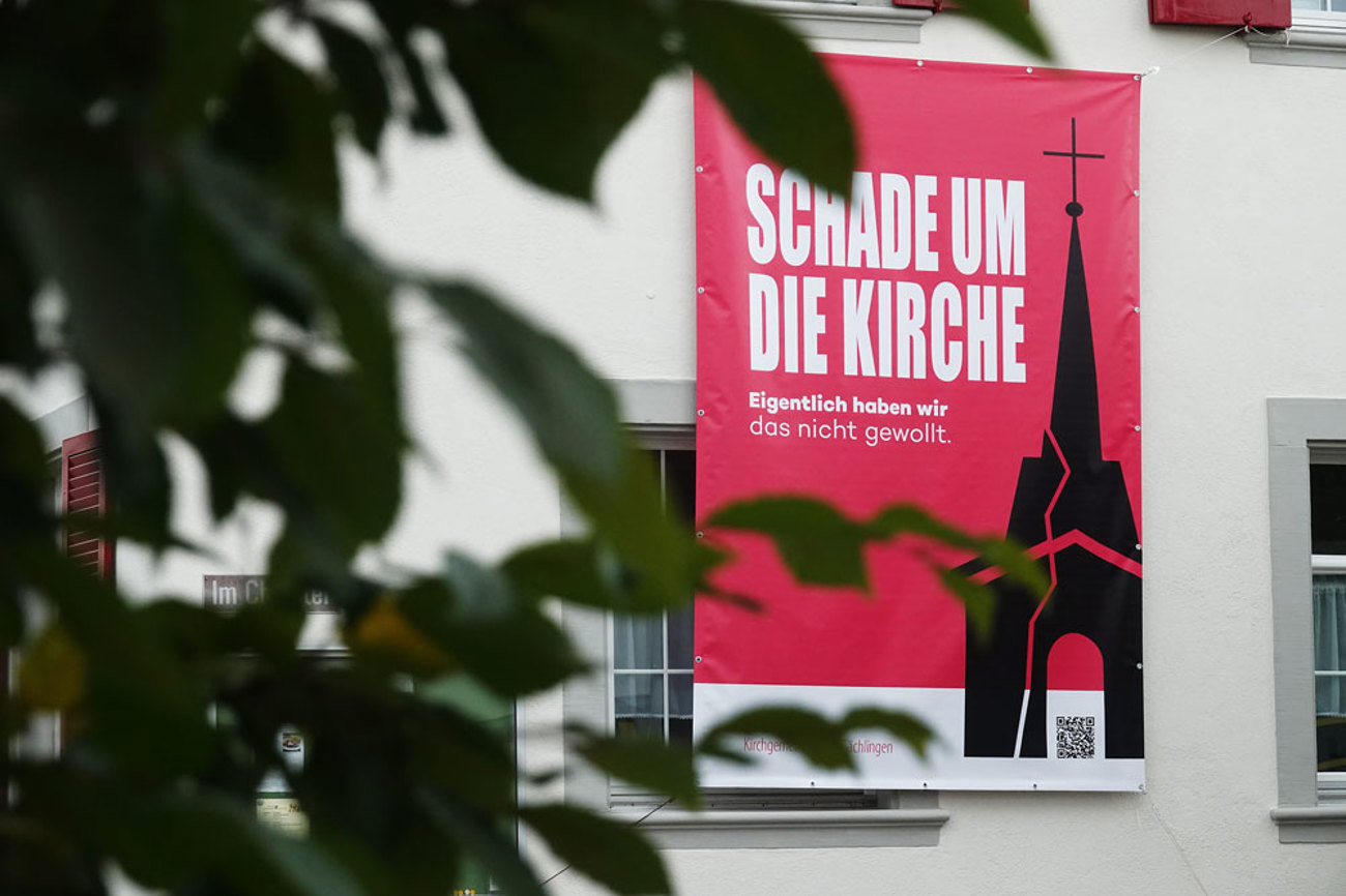 Das Plakat am Pfarrhaus  in Gächlingen wurde mittlerweile wieder abgehängt. Der Gesprächsstoff bleibt. | Foto: zvg