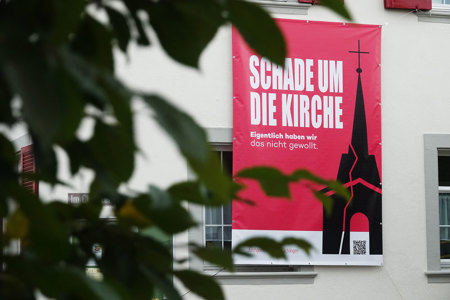Ein Plakat bringt das Dorf ins Gespräch