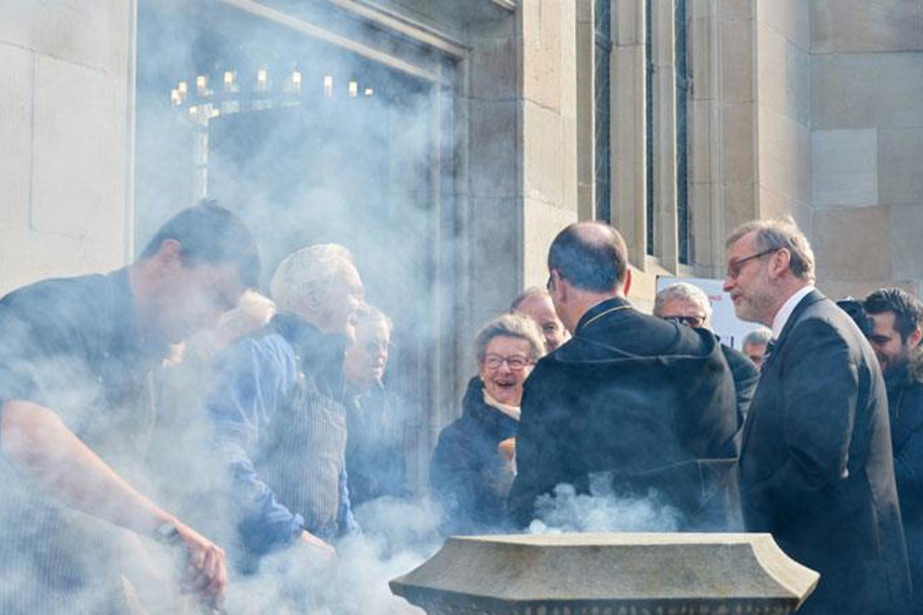 Nach dem Gottesdienst zum Wurstessen: Abt Urban Federer und Pfarrer Christoph Sigrist vor der Helferei. | Gion Pfander/zhref