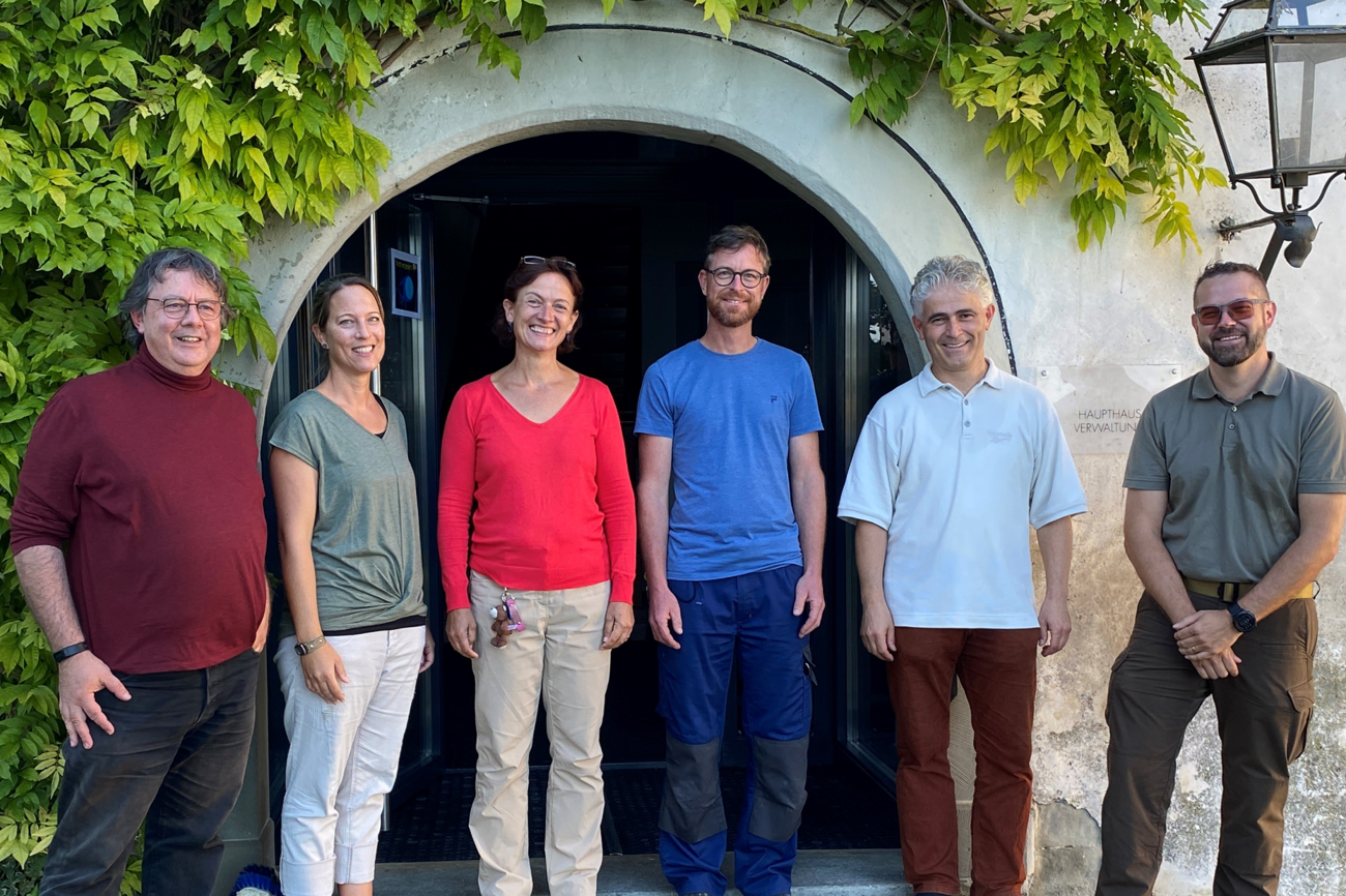 Der Integrationsverantwortliche Haru Vetsch (links aussen) freut sich über offene Türen in zwei Thurgauer Sonderschulen – auf den Bildern (von links) Anja Bolliger, Klaudia Grewe, Roland Züger, Daniele Campitelli und Marcel Urban von der «Glarisegg»...