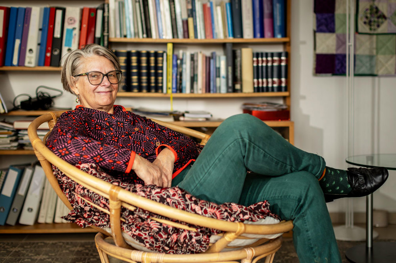 Legende: Luzia Sutter Rehmann hat für die «Bibel in gerechter Sprache» das Lukasevangelium übersetzt. Sie sagt: « Sprachliche Schönheit hat auch mit Lesegewohnheit zu tun.» | Foto: Katja Schmidlin