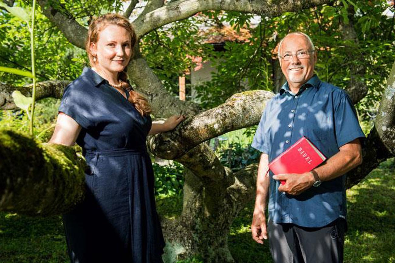 Generationenwechsel: Die 27-jährige Aline Berger ist die Nachfolgerin von Pfarrer Peter Christen. Er war 27 Jahre lang im Amt in der Kirchgemeinde Ostermundigen.|SRF/Oscar Alessio