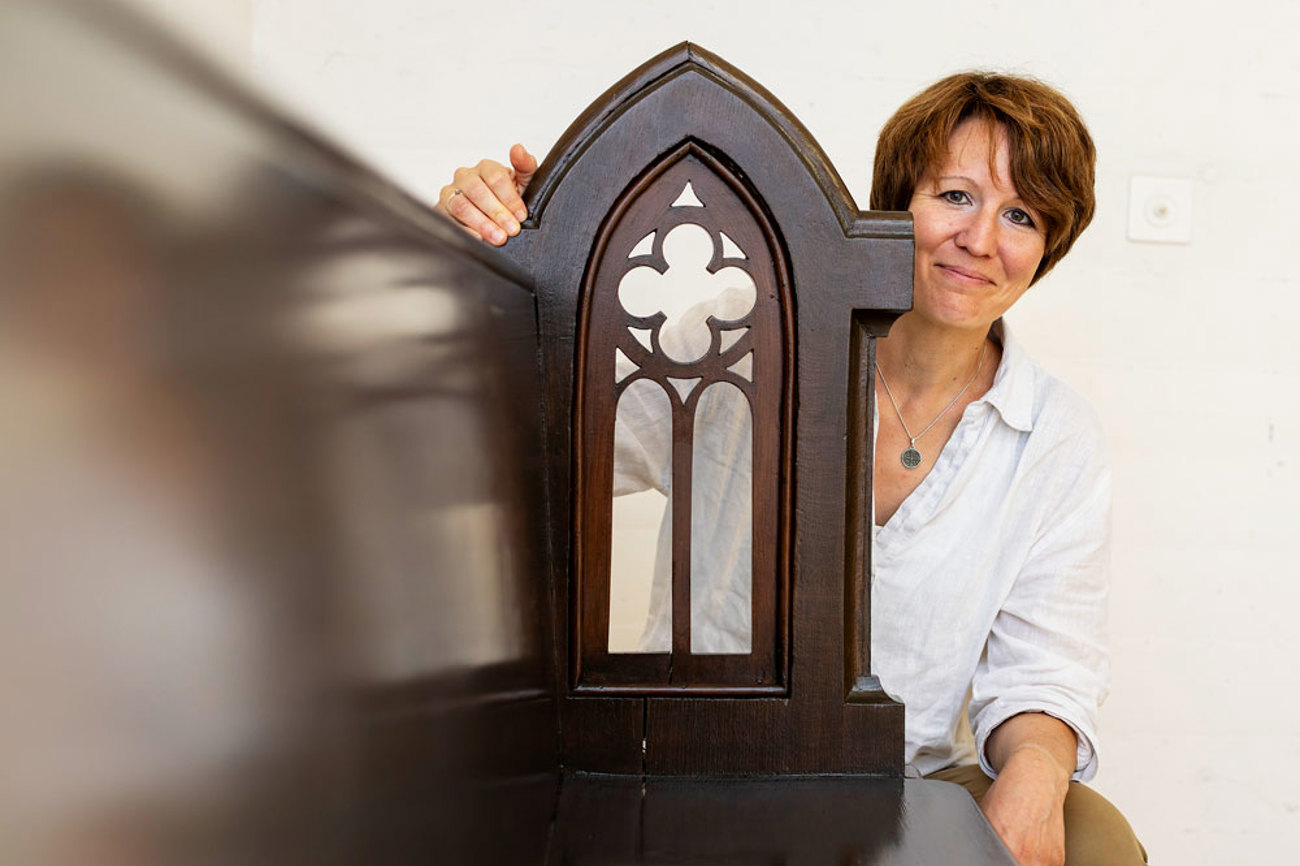 Vor über hundert Jahren wurde diese Kirchenbank gezimmert. Pfarrerin Sara Stöcklin fragt sich, was sie uns heute wohl erzählt. | Foto: Katja Schmidlin