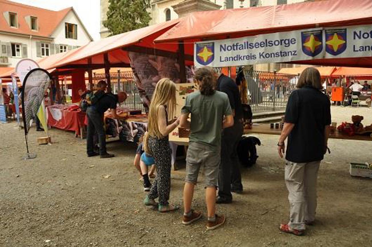 Die Notfallseelsorge hat glücklicherweise gerade nichts zu tun. Was den Kindern beim Wurfspiel gut gefällt. (Bild: ekikon.de)